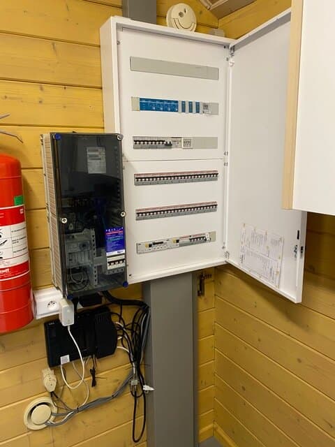 Nieuw geplaatste zekeringkast met genummerde automaten