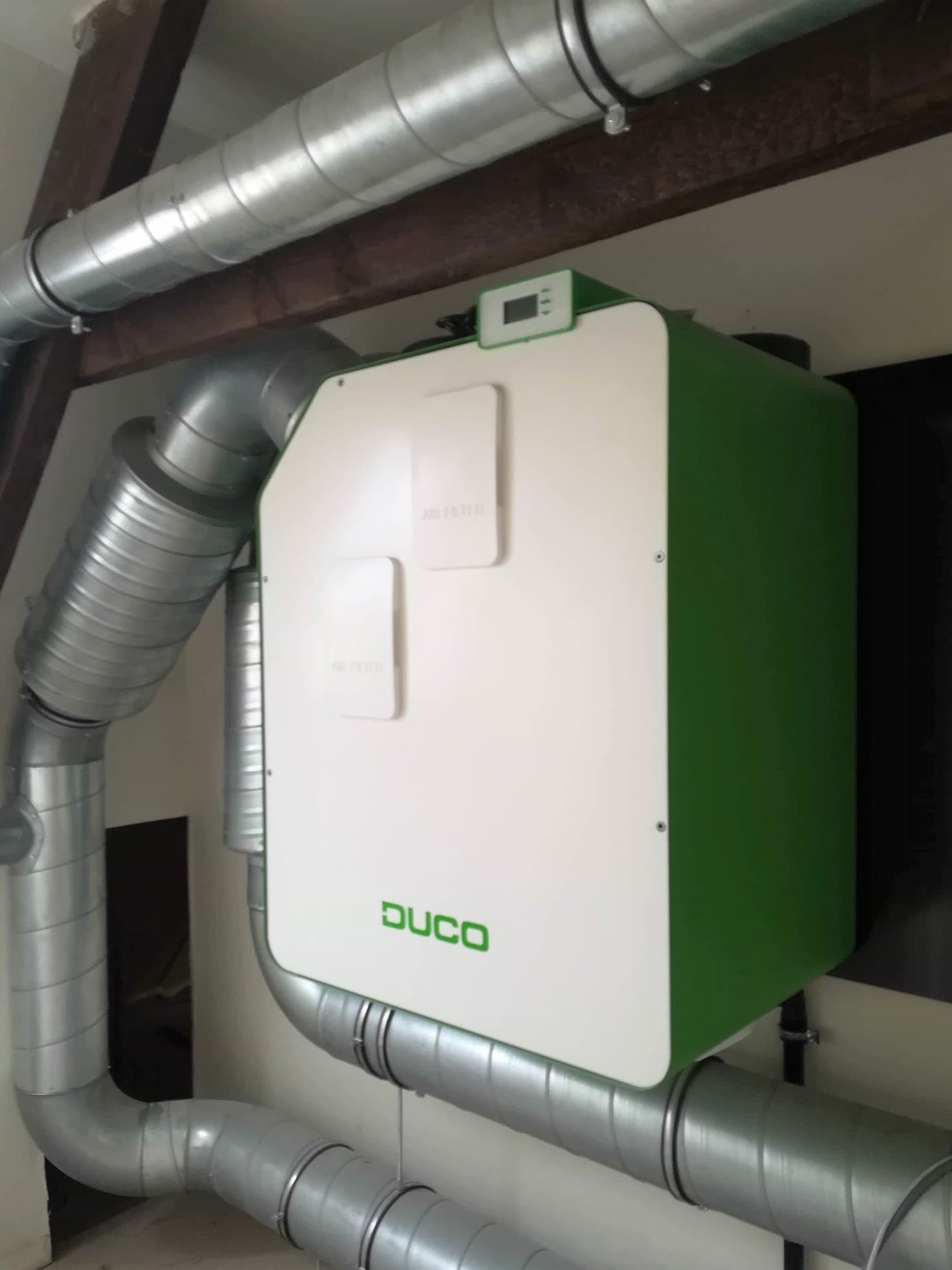 Ventilatiesysteem met kanalen onder een plafond