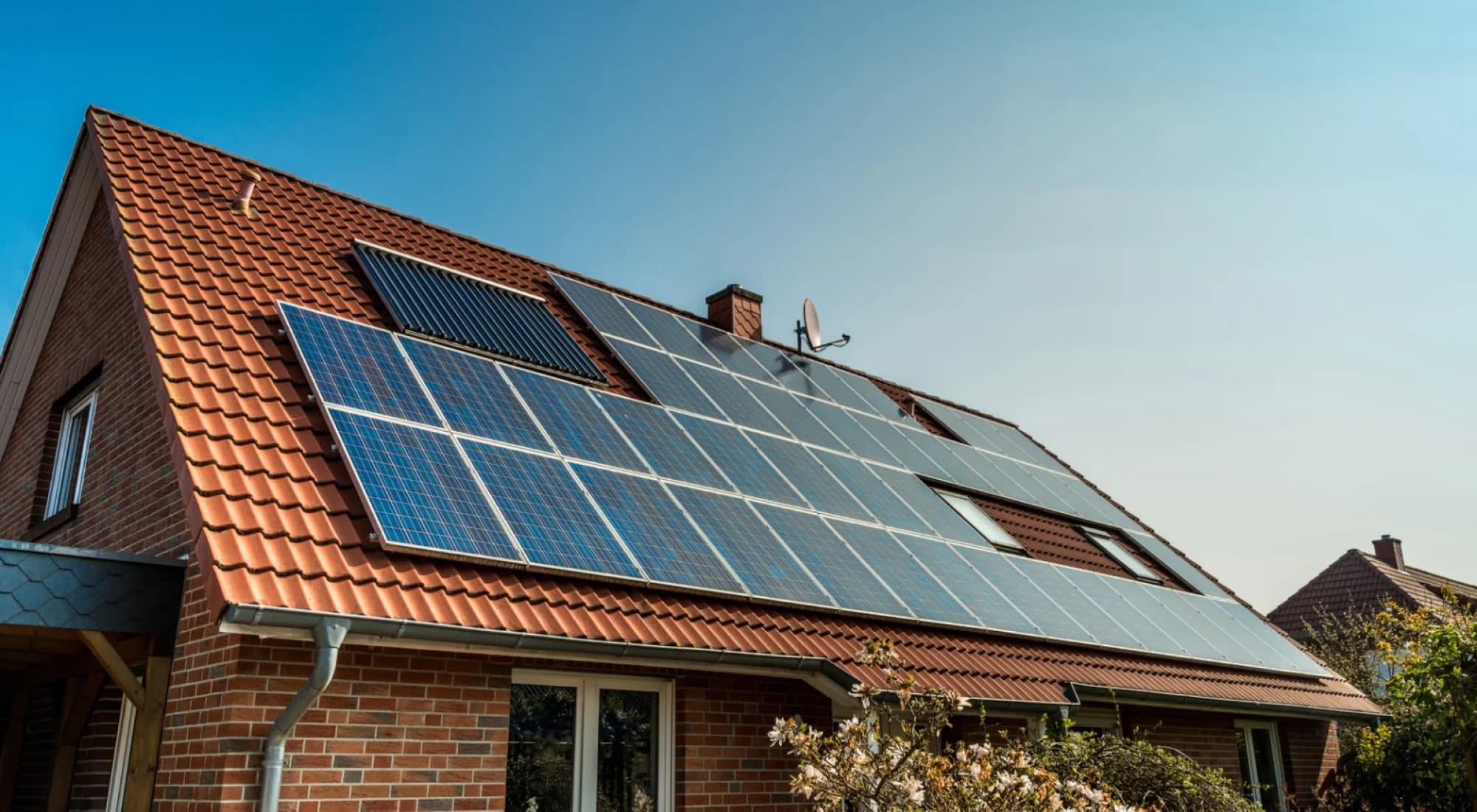 Zonnepanelen op een pannendak van een woonhuis