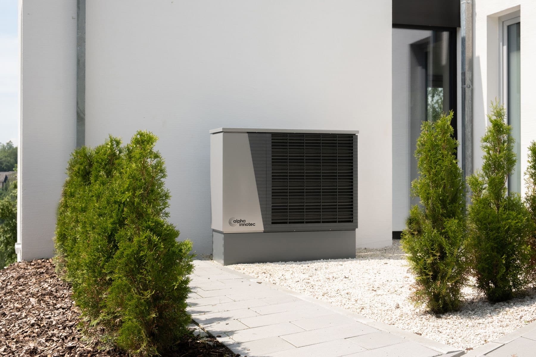 Warmtepomp geplaatst tegen de gevel van een woning