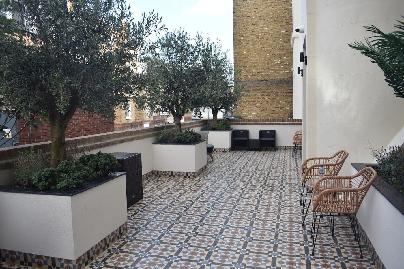 Aangelegde stadstuin met terras en beplanting